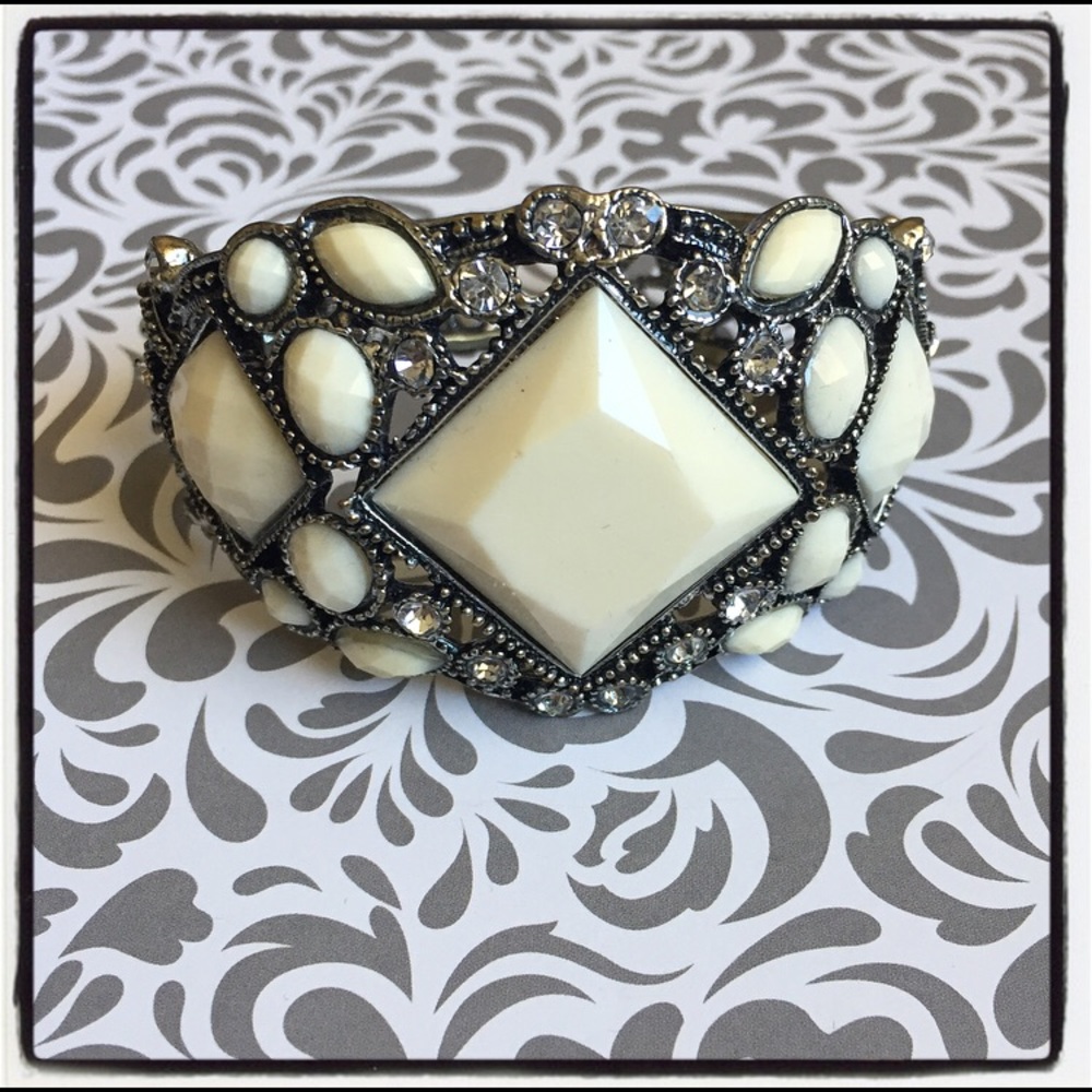 ***FREE WITH PURCHASE ***.  White and silvertone bracelet